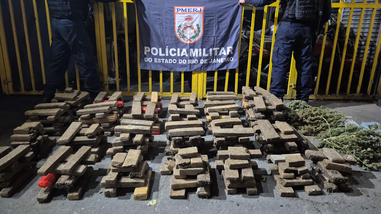 Informações do Disque Denúncia ajudam policiais do 7º BPM a prender dois foragidos da Justiça em São Gonçalo